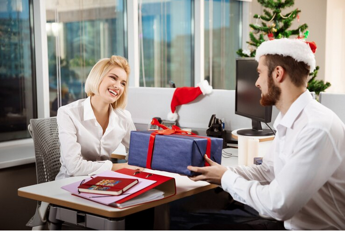 How to Select Corporate Christmas Gifts with Professionalism