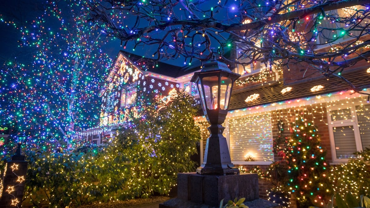 Festive Frontiers: 10 Outdoor Christmas Decoration Ideas to Light Up Your Neighborhood