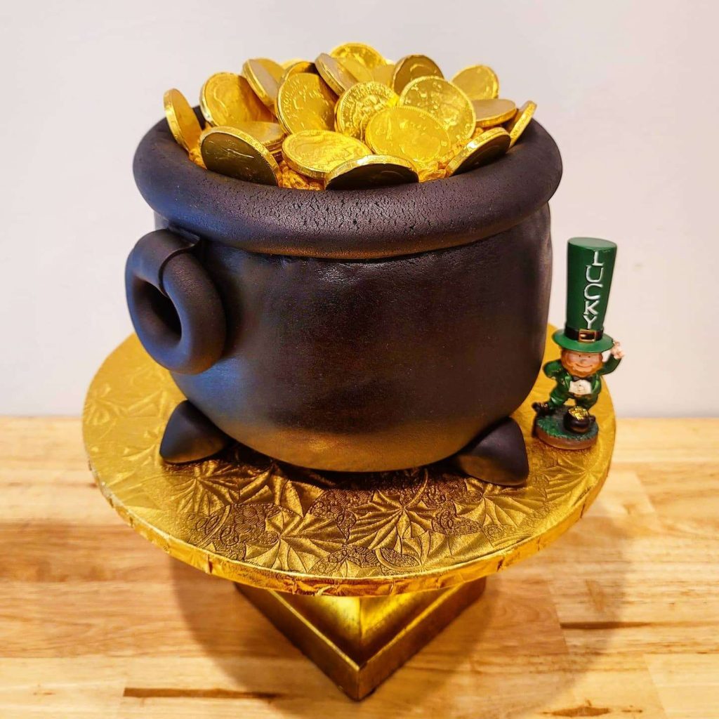 A realistic pot of gold cake