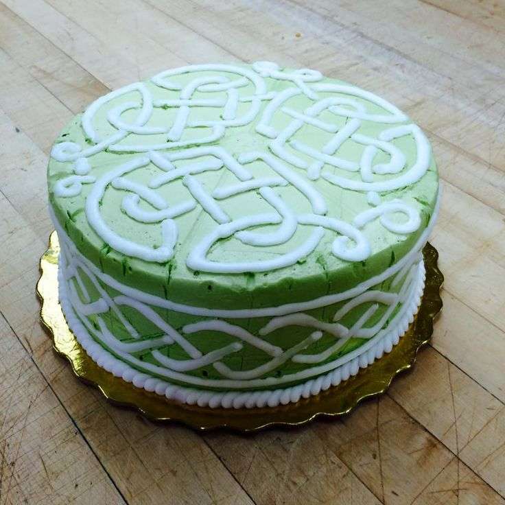 Such an eye-catching Celtic knot decorating