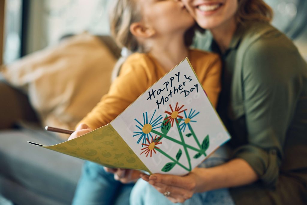 In the US, children surprise their moms with small favors and small gifts on Mother's Day
