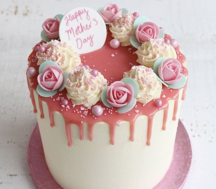 Cakes with flower decoration is a popular gift on Mother's Day in France
