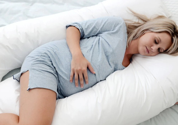 A full body pregnancy pillow helps improving mom's sleep quality
